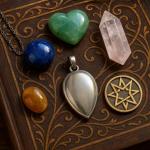 Камни, амулеты и талисманы: магические практики в быту