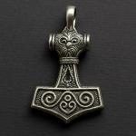 Молот Перуна в украшениях: символ защиты и силы