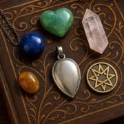 Камни, амулеты и талисманы: магические практики в быту