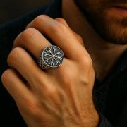 Мужские кольца‑обереги: как сталь и руны превращают руку в щит