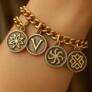 Женские браслеты с символами оберегов: тонкая магия запястья