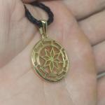 Славянский оберег Алатырь в протуберанце из золота