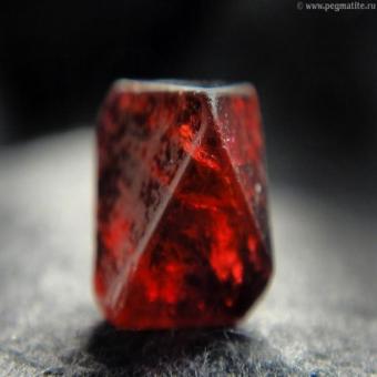 Рубиновая шпинель