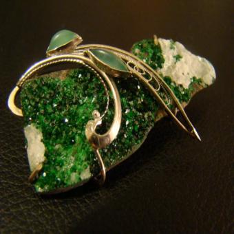 брошь с уваровитом