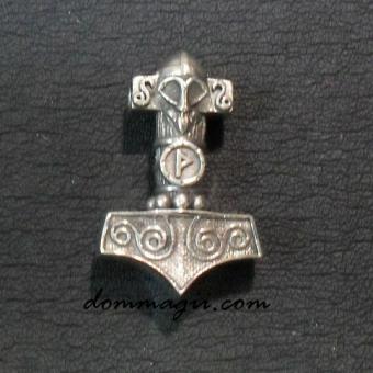 Малый молот Тора из серебра — это персональный амулет силы