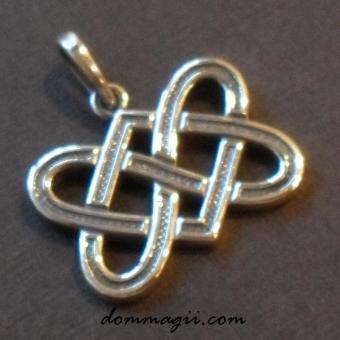 Переплетенные сердца из кельтских узоров