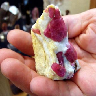 Рубин в породе