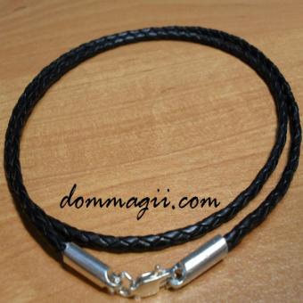 шнурок с серебряным замком