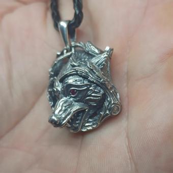 Подвеска Волчия голова с гранатами из серебра